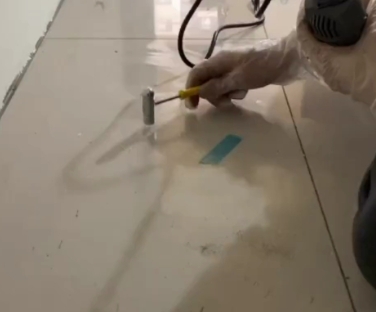 沙河瓷砖开裂维修公司专业分享瓷砖在铺贴前如果没有沥干水分，将会导致以下问题