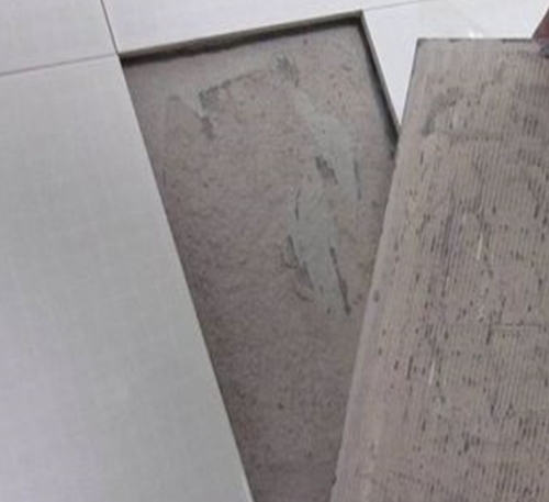 沙河瓷砖空鼓维修公司分享瓷砖铺贴时如果打浆（即涂抹在瓷砖背面和基层上的砂浆或瓷砖胶）过少，会带来以下问题